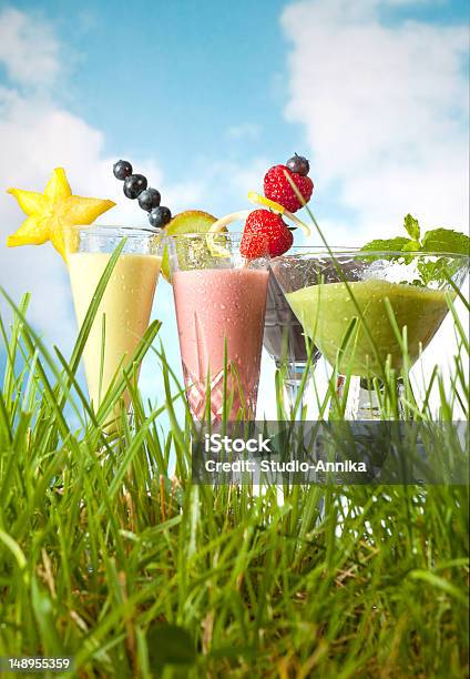 Frutos Smoothies No Jardim - Fotografias de stock e mais imagens de Alimentação Saudável - Alimentação Saudável, Azul, Batido - Bebida Batida