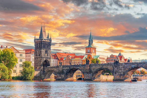 прага - карлов мост, чешская республика - prague czech republic bridge charles bridge стоковые фото и изображения