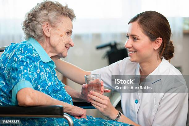 Atención Domiciliaria Foto de stock y más banco de imágenes de 80-89 años - 80-89 años, Abuela, Adulto