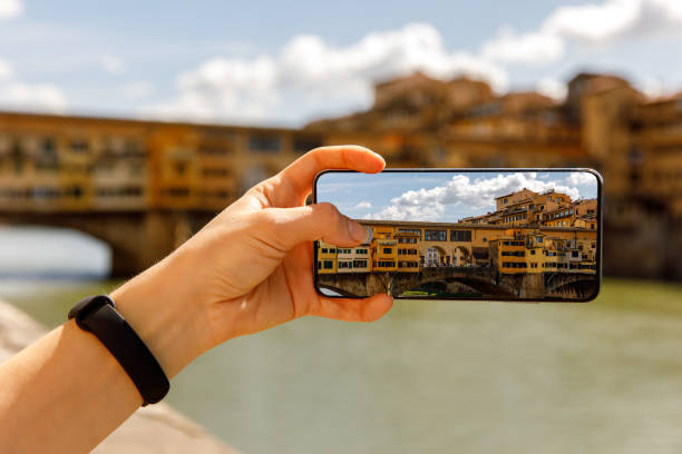 istock Travel mobile photography: Vecchio Bridge, Florence, Italy. 1489557005