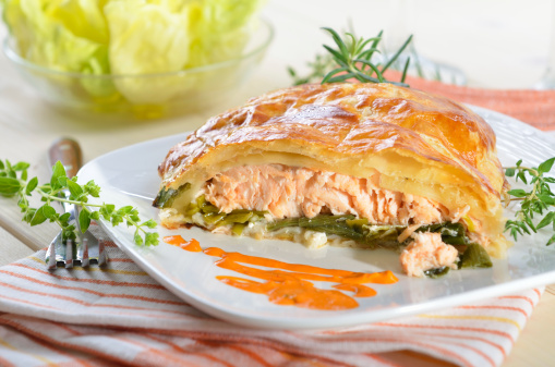 Salmon fillet on leek, baked in puff pastry