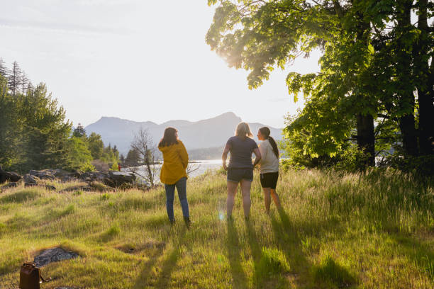 istock Friends Hiking Together In Oregon Pacific Northwest 1489575749