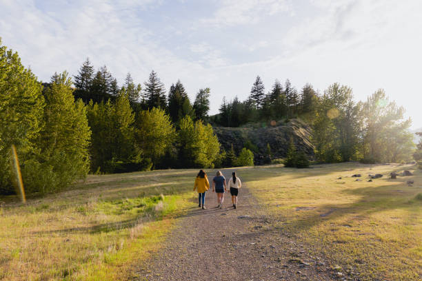 istock Friends Hiking Together In Oregon Pacific Northwest 1489575782