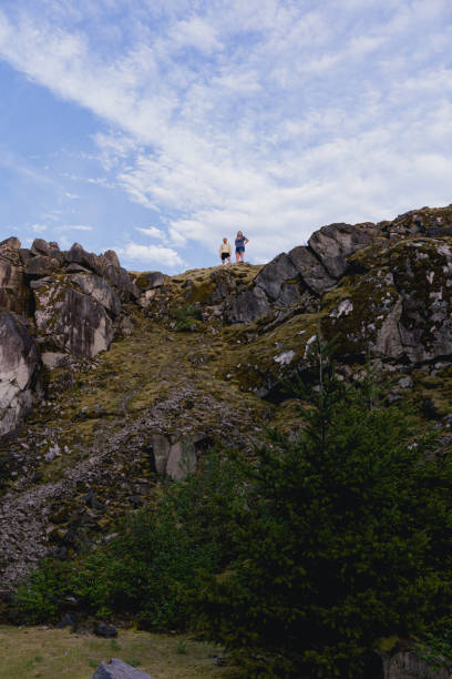 zwei abenteuerfreunde auf dem berggipfel - mountain mountain peak oregon on top of stock-fotos und bilder