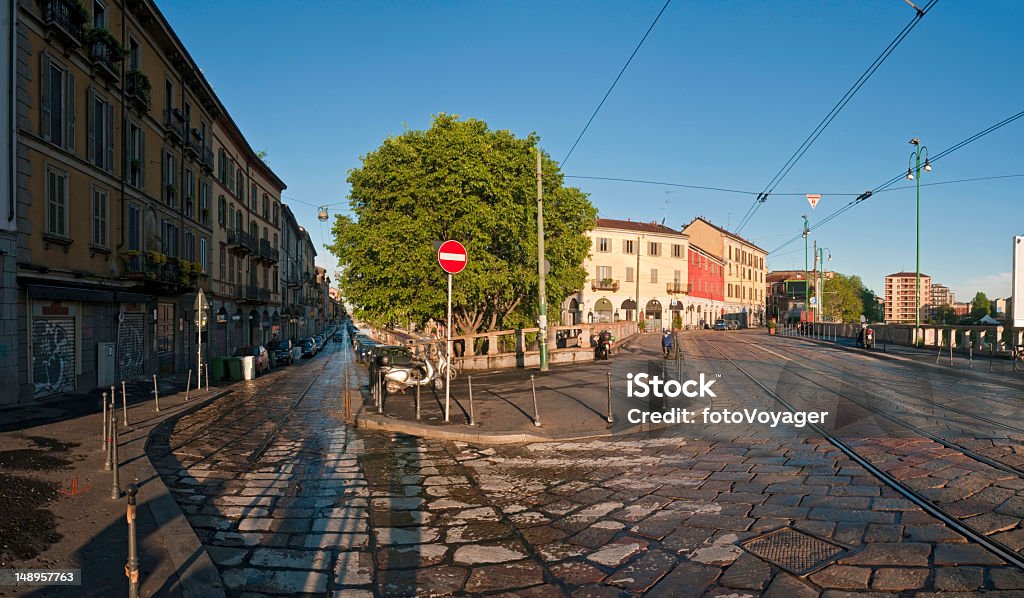Amanecer de Navigli de Milán calle escena - Foto de stock de Acera libre de derechos