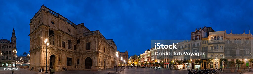 Siviglia Ayuntamiento plaza blu crepuscolo - Foto stock royalty-free di Notte