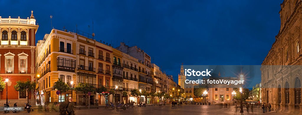 Seville plaza panorama azul al atardecer - Foto de stock de Sevilla libre de derechos