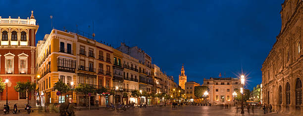 seville plaza panorama azul al atardecer - seville sevilla santa cruz city fotografías e imágenes de stock