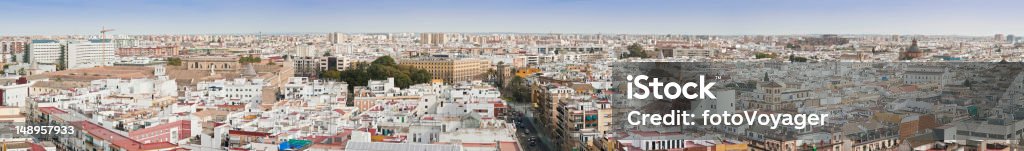 Panoramica del paesaggio urbano di Siviglia - Foto stock royalty-free di Affollato