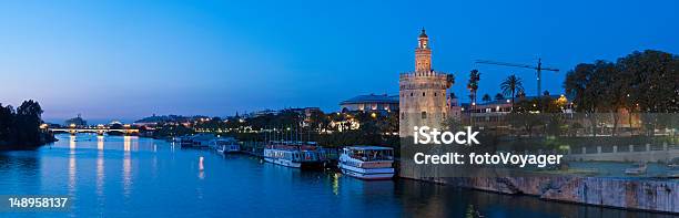 Blaue Dämmerung Sevilla Torre Del Oro Guadalquiver Stockfoto und mehr Bilder von Torre Del Oro - Torre Del Oro, Abenddämmerung, Alt