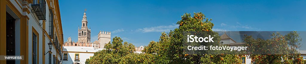 La Giralda in Sevilla-orange tree panorama - Lizenzfrei Gärten des Alkazar Stock-Foto