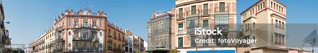 Español street panorama naranjas Triana - Foto de stock de Sevilla libre de derechos