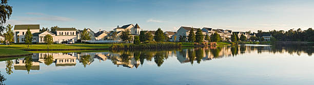 lusso a lake shore case riflesso - palm tree florida house residential district foto e immagini stock