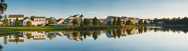 luxo lake shore casas reflectido - beira dágua imagens e fotografias de stock