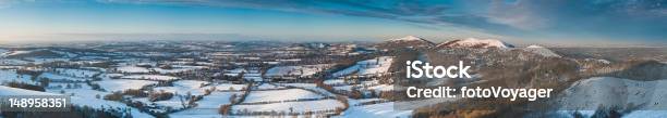 Foto de Malvern Hills Reino Unido Panorama De Inverno e mais fotos de stock de Agricultura - Agricultura, Aldeia, Arvoredo