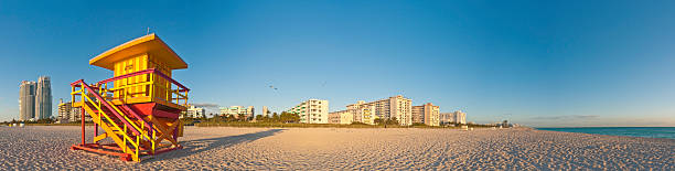 kolorowy dom na plaży na florydzie - miami florida skyline panoramic florida zdjęcia i obrazy z banku zdjęć