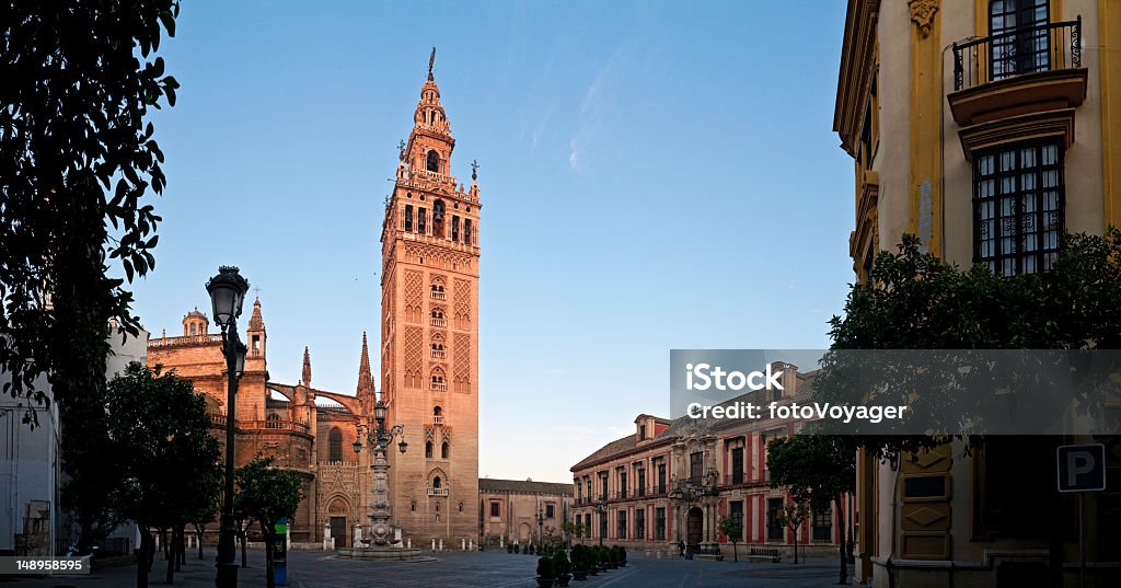 Aube sur La Giralda de Séville - Photo de La Giralda libre de droits