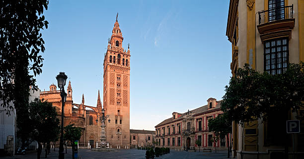 siviglia alba su la giralda - national landmark architectural styles sevilla seville foto e immagini stock