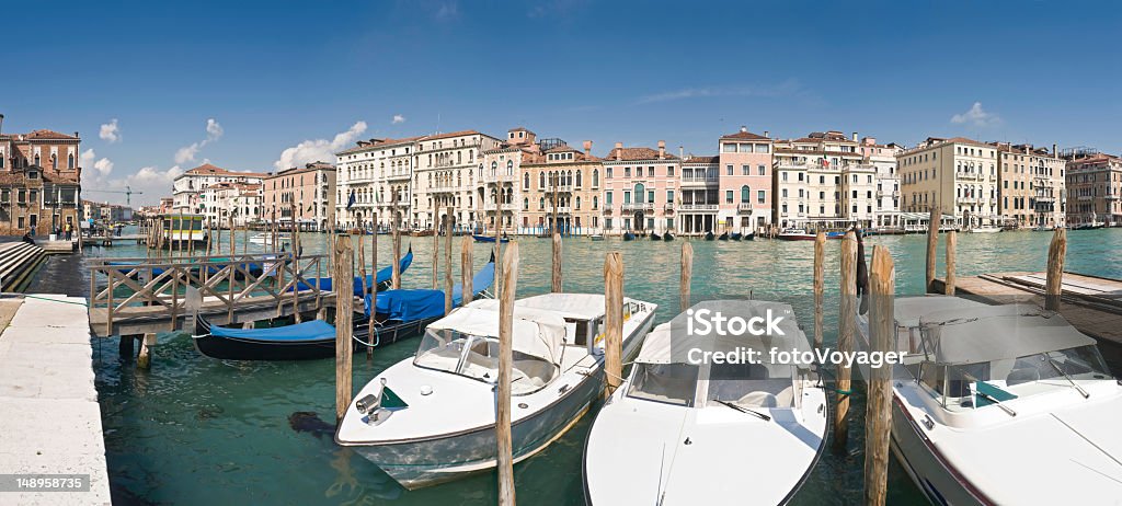 Gondeln Wassertaxis Grand Canal in Venedig - Lizenzfrei Accademia-Brücke Stock-Foto