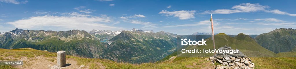 Escaladez les montagnes frontière suisse - Photo de Alpes européennes libre de droits