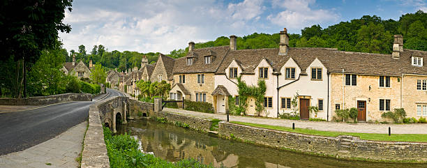 perfeito pitoresca aldeia chalés - castle combe - fotografias e filmes do acervo