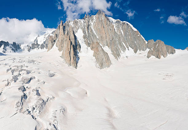 de nombreuses crevasses corniches blanc wild - crevasse glacier snow european alps photos et images de collection