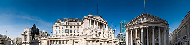 banco da inglaterra panorama de londres - london england bank of england bank skyline imagens e fotografias de stock