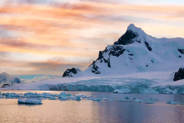 istock Antarctica glacier, a famous tourist attraction 1489608016