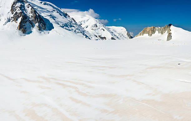 camp de base de ski alpin mont-blanc - crevasse glacier snow european alps photos et images de collection