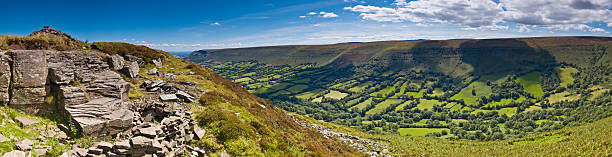 black mountains país de gales - welsh culture wales field hedge - fotografias e filmes do acervo