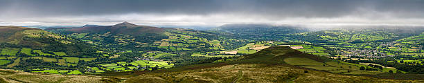 céu tempestuoso paisagem em mosaico - welsh culture wales field hedge - fotografias e filmes do acervo