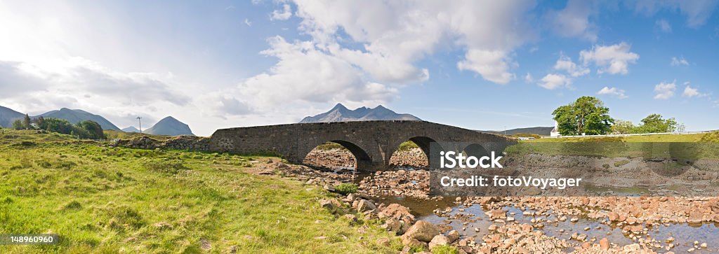 Ponte di un ruscello di montagna rurale della Scozia - Foto stock royalty-free di Ambientazione esterna