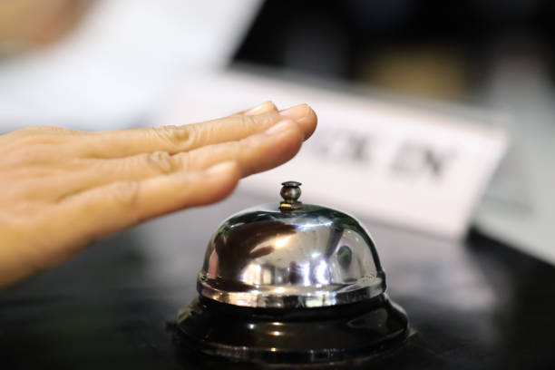 cloche de service hôtelier sur table noire dans le hall de l’hôtel concept de voyage, chambre, hébergement et hébergement - lodging photos et images de collection