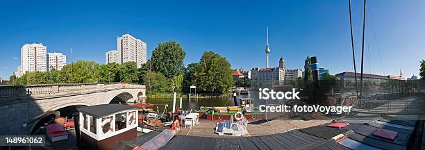 Berlin Houseboats Auf Der Spree Stockfoto und mehr Bilder von Berlin - Berlin, Sommer, Spree