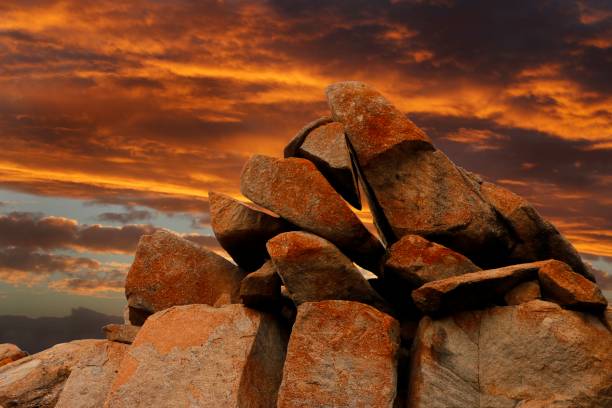 pôr-do-sol através do afloramento de granito - outcrop - fotografias e filmes do acervo