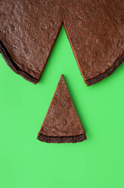 istock Chocolate tart slice, isolated on a green background 1489624794