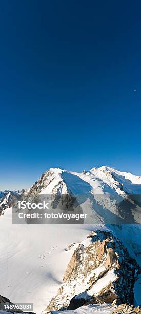 Foto de Mont Blanc Lua Azul Estratosfera e mais fotos de stock de Vertical - Vertical, Acampamento base, Aiguille de Midi