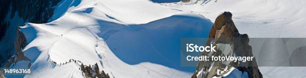 Alpinists Na Cadeia De Montanhas Nevadascomment Panorama - Fotografias de stock e mais imagens de Alpes Europeus