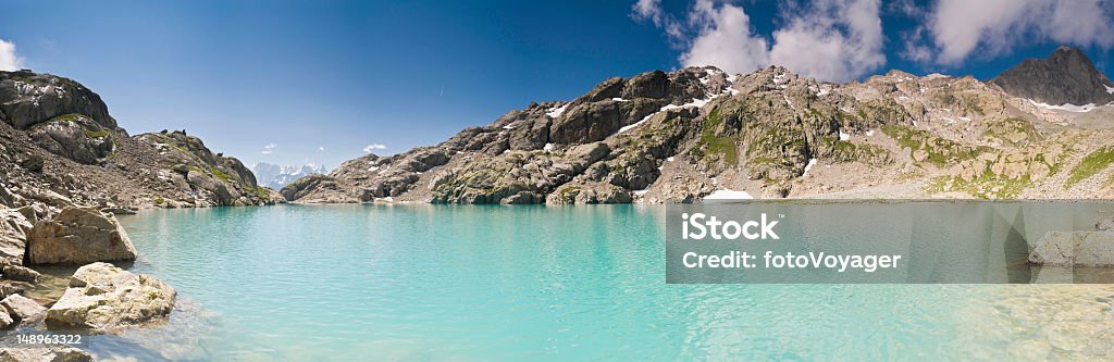 Azul Lago alpino de tranquilidade - Royalty-free Agulhas de Chamonix Foto de stock