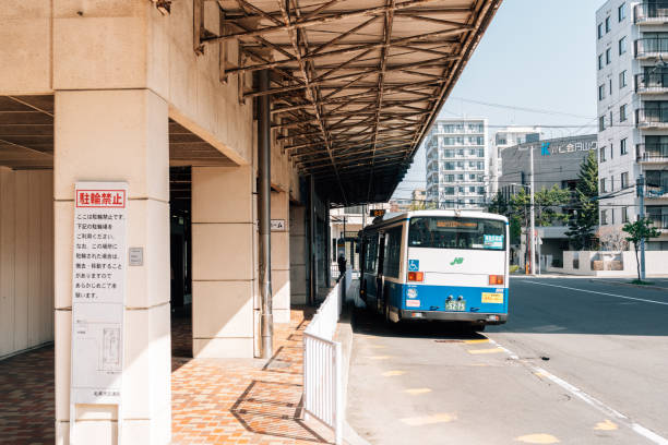 terminal de autobuses cerca de la estación maruyama koen en sapporo, hokkaido, japón - new chitose fotografías e imágenes de stock