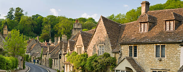 idílico rústico aldeia quente luz solar - castle combe imagens e fotografias de stock