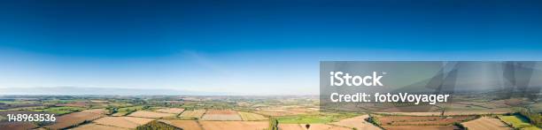 Céu Azul Paisagem Em Mosaico - Fotografias de stock e mais imagens de Agricultura - Agricultura, Aldeia, Ao Ar Livre