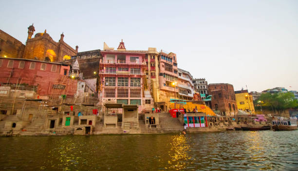 Ganges river The Hindu Ghats on the River Ganges in Varanasi in India best hotels in Varanasi stock pictures, royalty-free photos & images