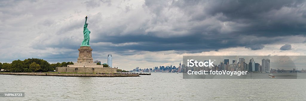 Liberty Island, o horizonte de Nova York - Foto de stock de Arquitetura royalty-free