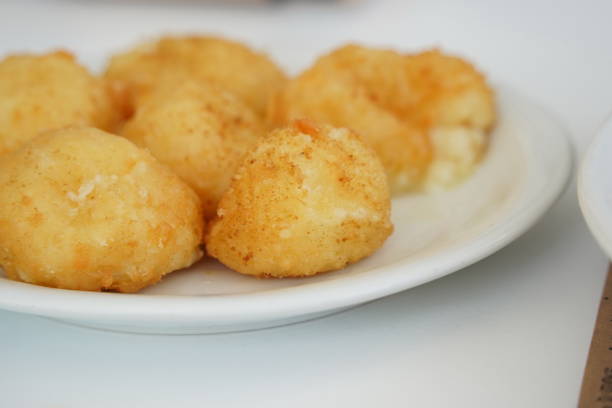 istock Round panned and fried cheese balls filled with mozzarella 1489639139