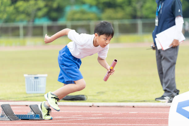 start of track and field competition - starting line sprinting track and field track event imagens e fotografias de stock