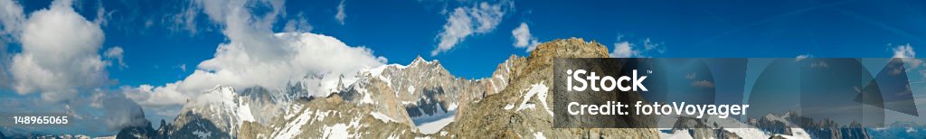 Picos de montanha selvagem céu azul - Foto de stock de Alpes europeus royalty-free