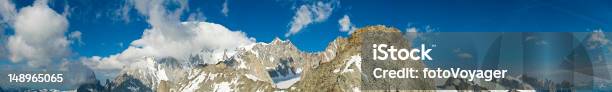 Foto de Picos De Montanha Selvagem Céu Azul e mais fotos de stock de Alpes europeus - Alpes europeus, Alta-Savoie, Alto - Descrição Geral