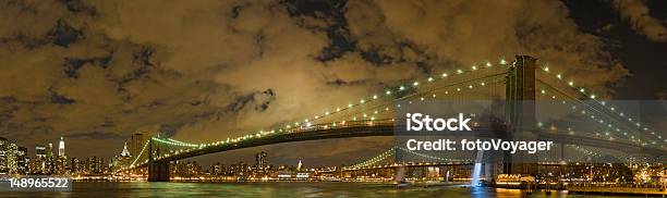 Ponte Di Brooklyn Illuminato Paesaggio Urbano - Fotografie stock e altre immagini di Ambientazione esterna - Ambientazione esterna, Architettura, Brooklyn - New York