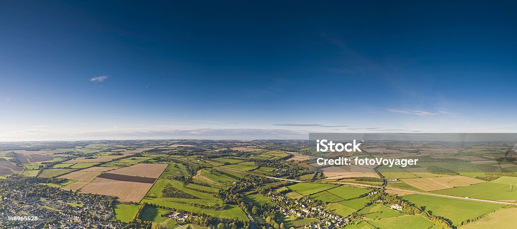 Vista aérea de patchwork tierra pueblos y de golf big sky - Foto de stock de Paisaje ondulado libre de derechos